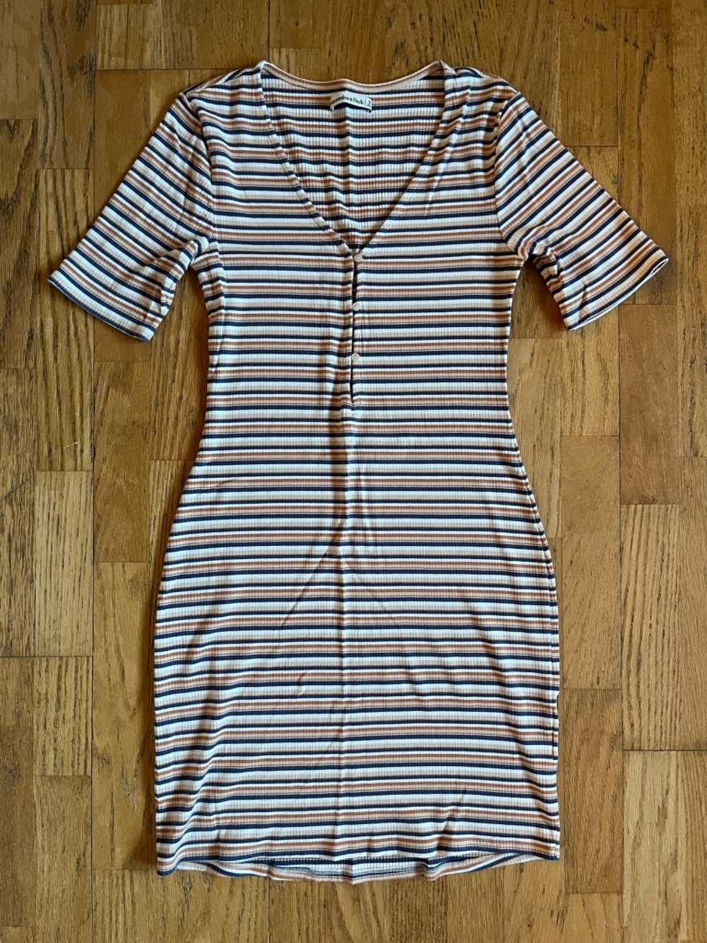 Abercrombie & Fitch Striped V‑Neck Ribbed Midi Dress in Beige and Blue